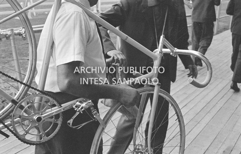 Il meccanico Giuseppe De Grandi, detto Pinella, al velodromo Vigorelli di Milano, imbraccia la bicicletta che ha preparato per Roger Rivière in vista del record dell'ora che il ciclista francese si sarebbe aggiudicato di lì a tre giorni