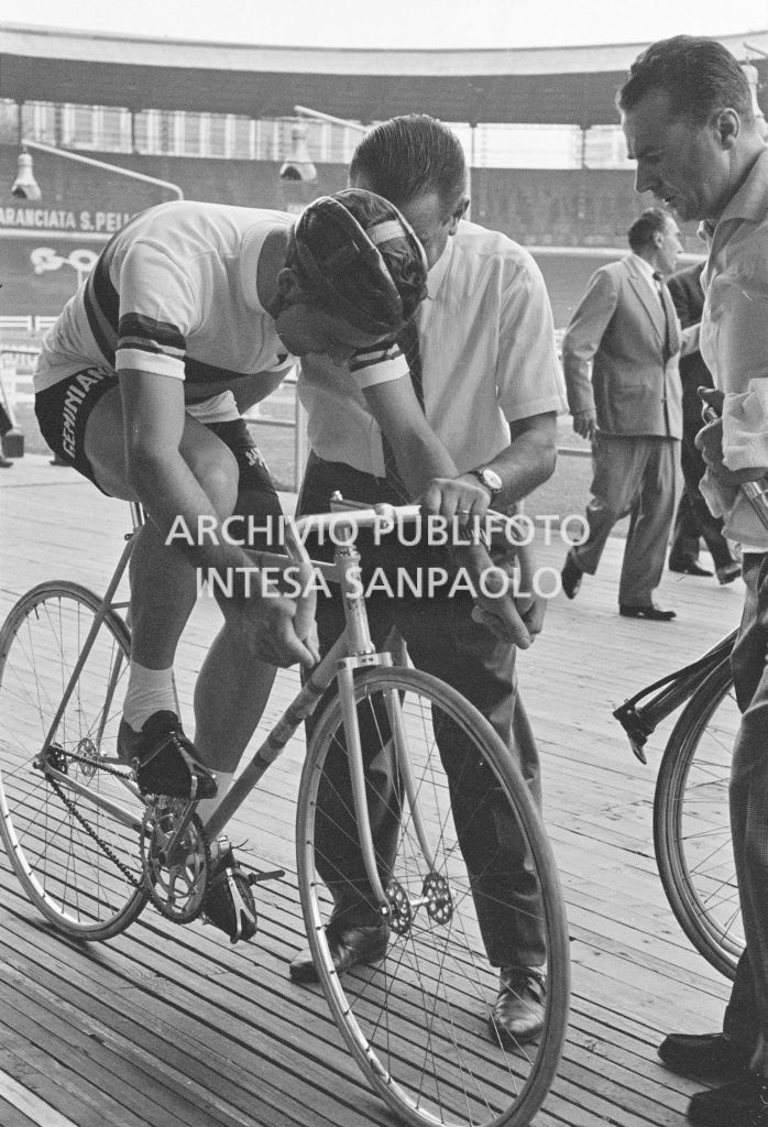 Roger Rivière al velodromo Vigorelli di Milano per le prove, in vista del record dell'ora che correrà da lì a tre giorni, in compagnia del suo meccanico di fiducia, Giuseppe De Grandi, detto Pinella, che gli ha preparato la bicicletta