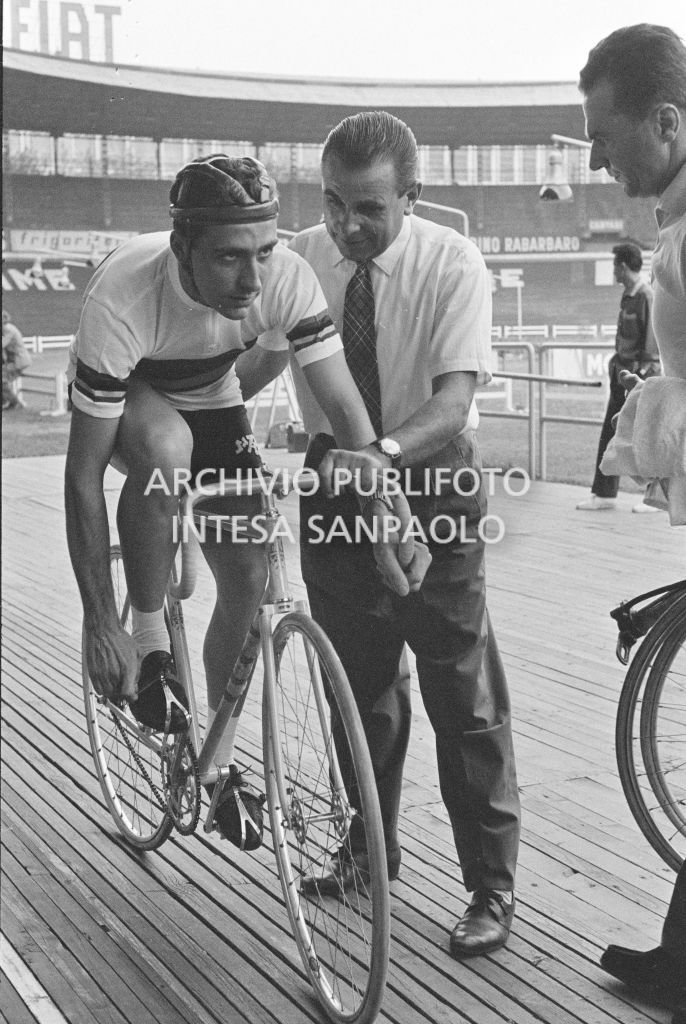 Roger Rivière al velodromo Vigorelli di Milano per le prove, in vista del record dell'ora che correrà da lì a tre giorni, in compagnia del suo meccanico di fiducia, Giuseppe De Grandi, detto Pinella, che gli ha preparato la bicicletta