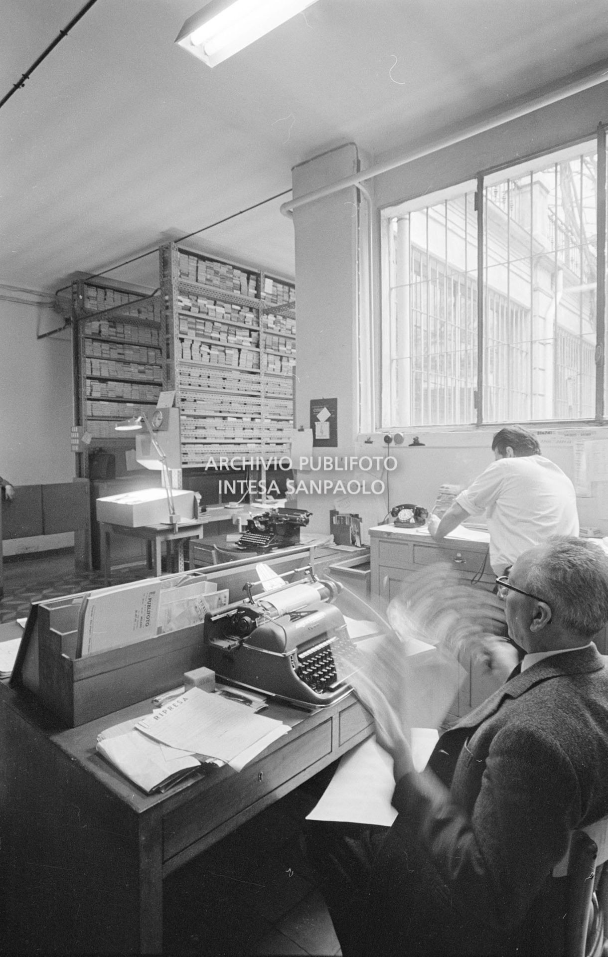 Personale al lavoro all'agenzia Publifoto di Milano