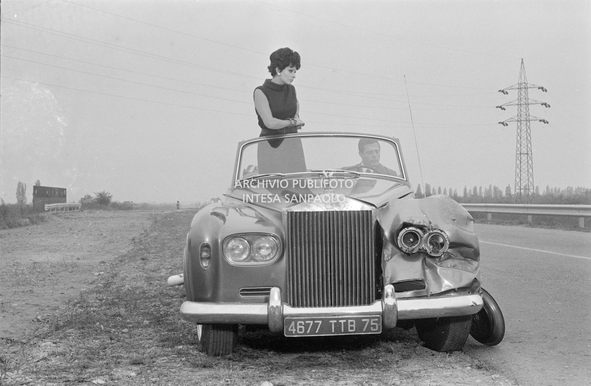Sophia Loren e Marcello Mastroianni, a bordo di una Rolls-Royce, sul set del secondo episodio, ambientato a Milano, del film "Ieri, oggi, domani" del regista Vittorio De Sica