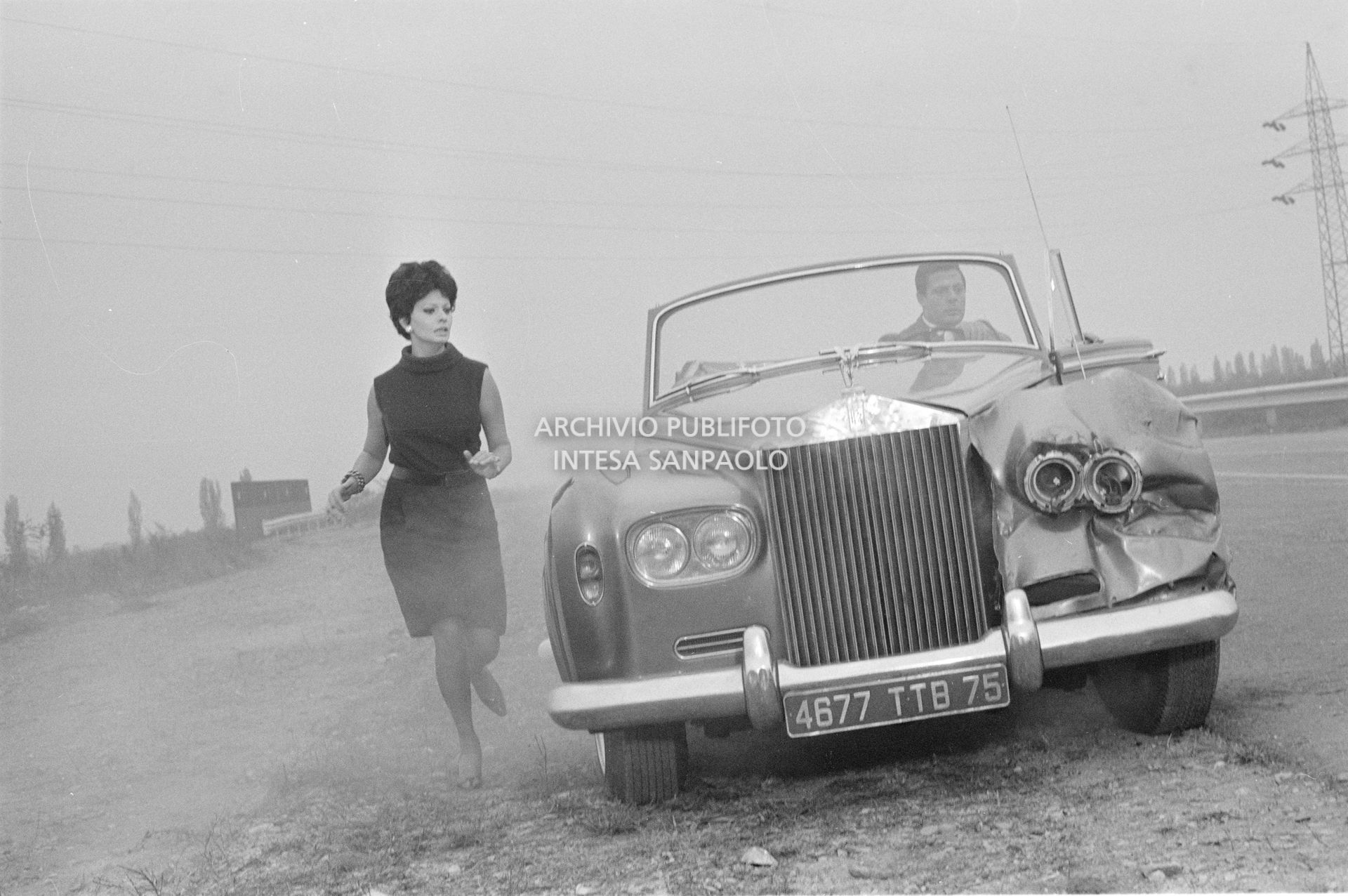 Sophia Loren, e Marcello Mastroianni a bordo di una Rolls-Royce, sul set del secondo episodio, ambientato a Milano, del film "Ieri, oggi, domani" del regista Vittorio De Sica