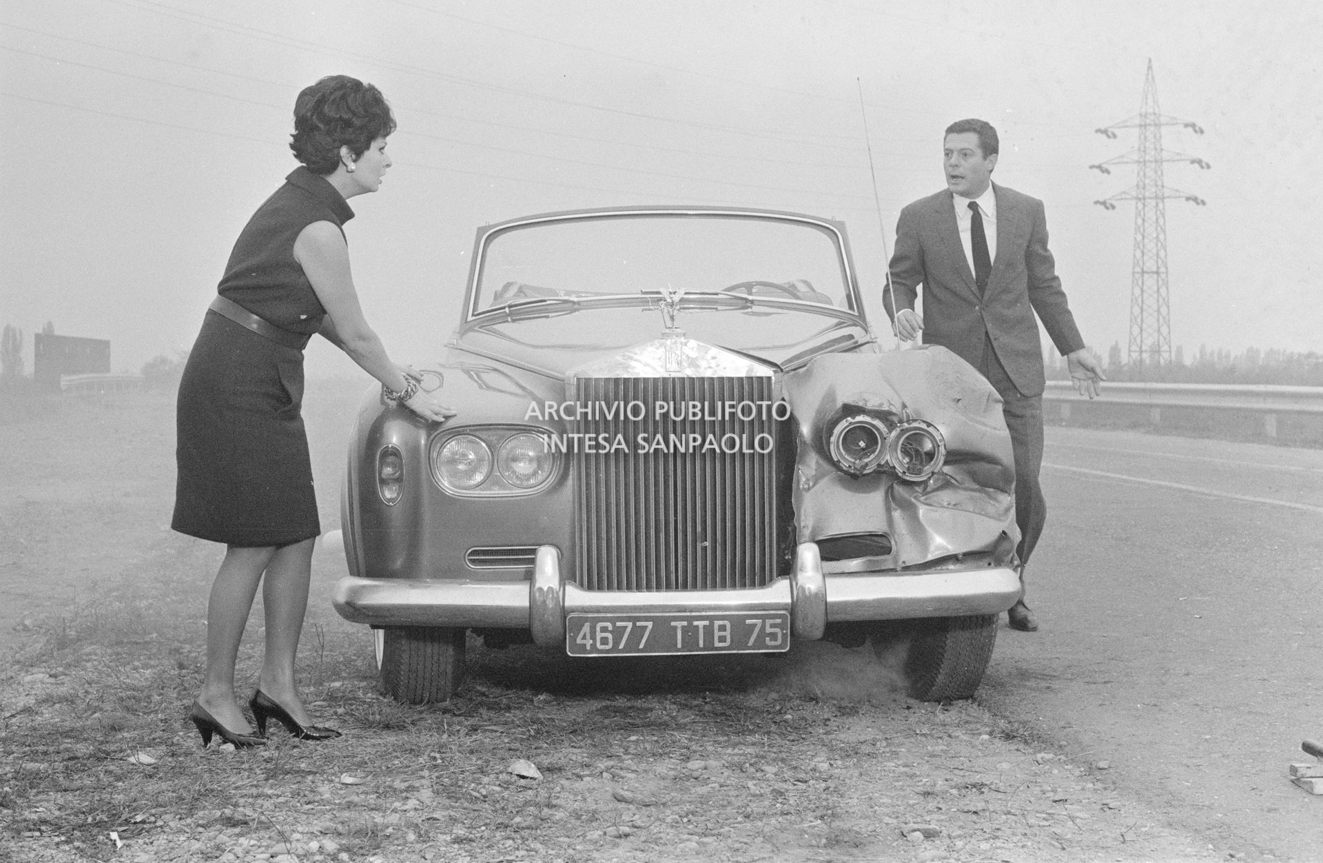 Sophia Loren e Marcello Mastroianni, vicino a una Rolls-Royce, sul set del secondo episodio, ambientato a Milano, del film "Ieri, oggi, domani" del regista Vittorio De Sica