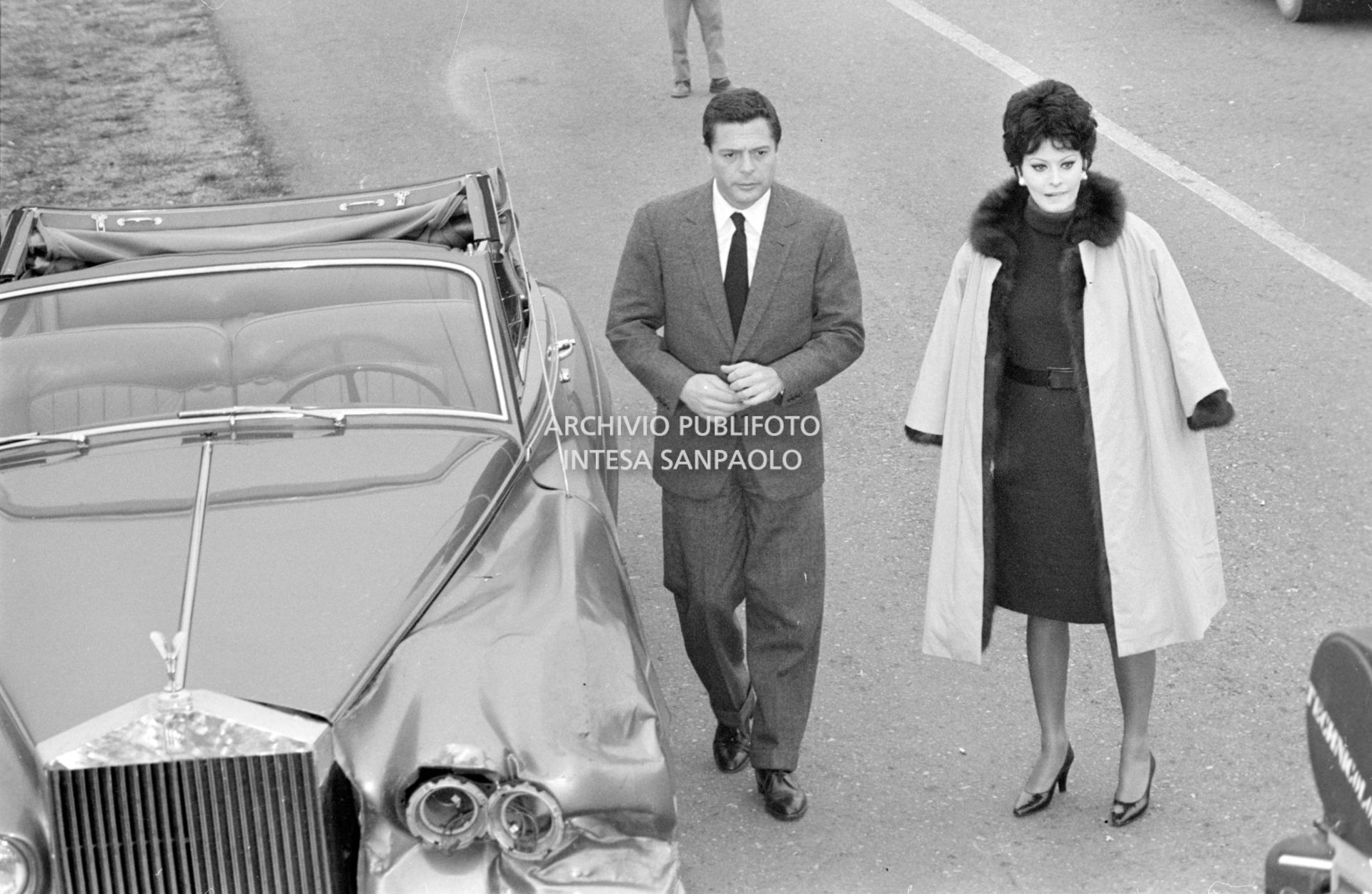 Sophia Loren e Marcello Mastroianni, a fianco a una Rolls-Royce, sul set del secondo episodio, ambientato a Milano, del film "Ieri, oggi, domani" del regista Vittorio De Sica