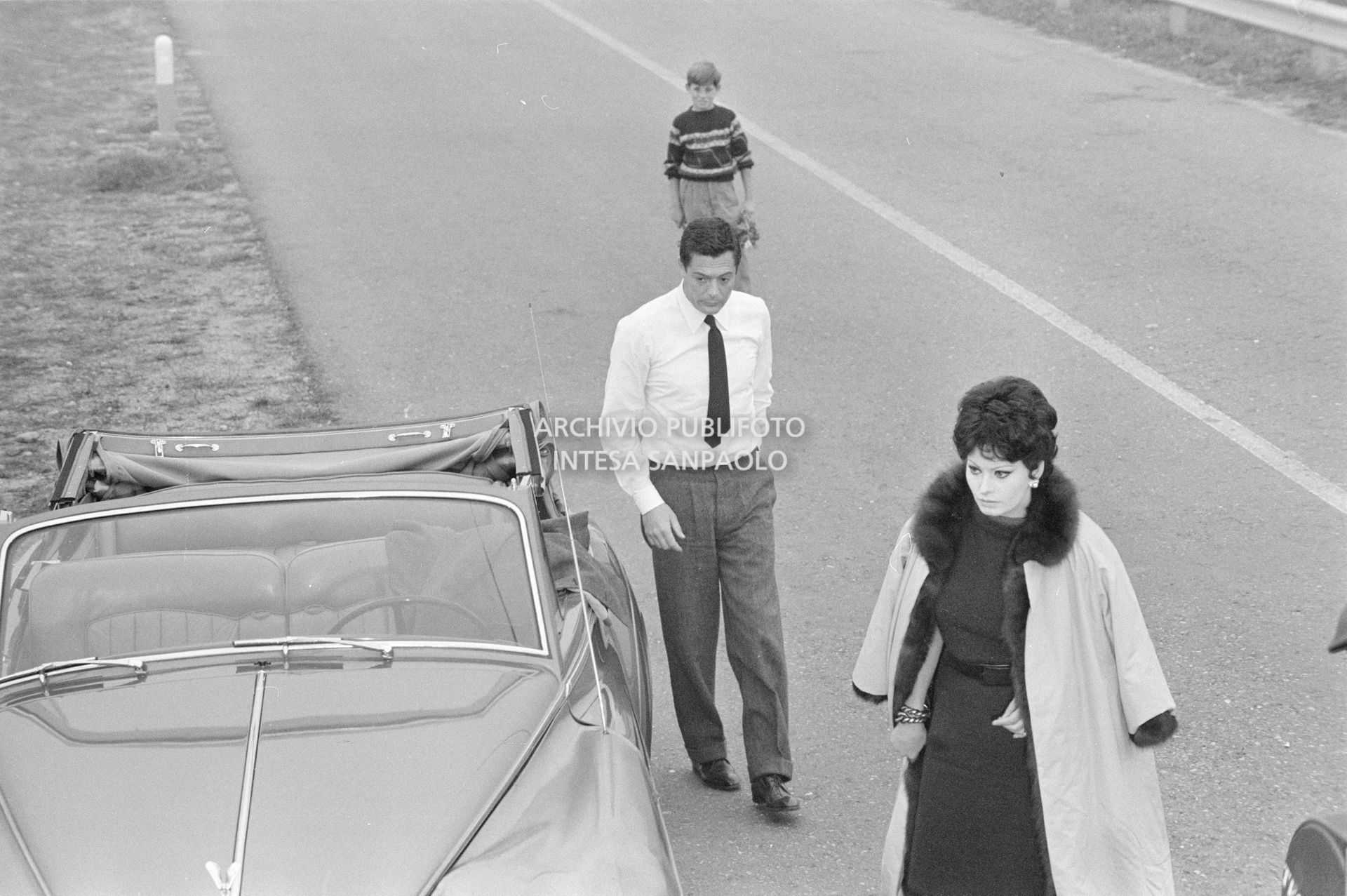 Sophia Loren e Marcello Mastroianni, a bordo di una Rolls-Royce, sul set del secondo episodio, ambientato a Milano, del film "Ieri, oggi, domani" del regista Vittorio De Sica