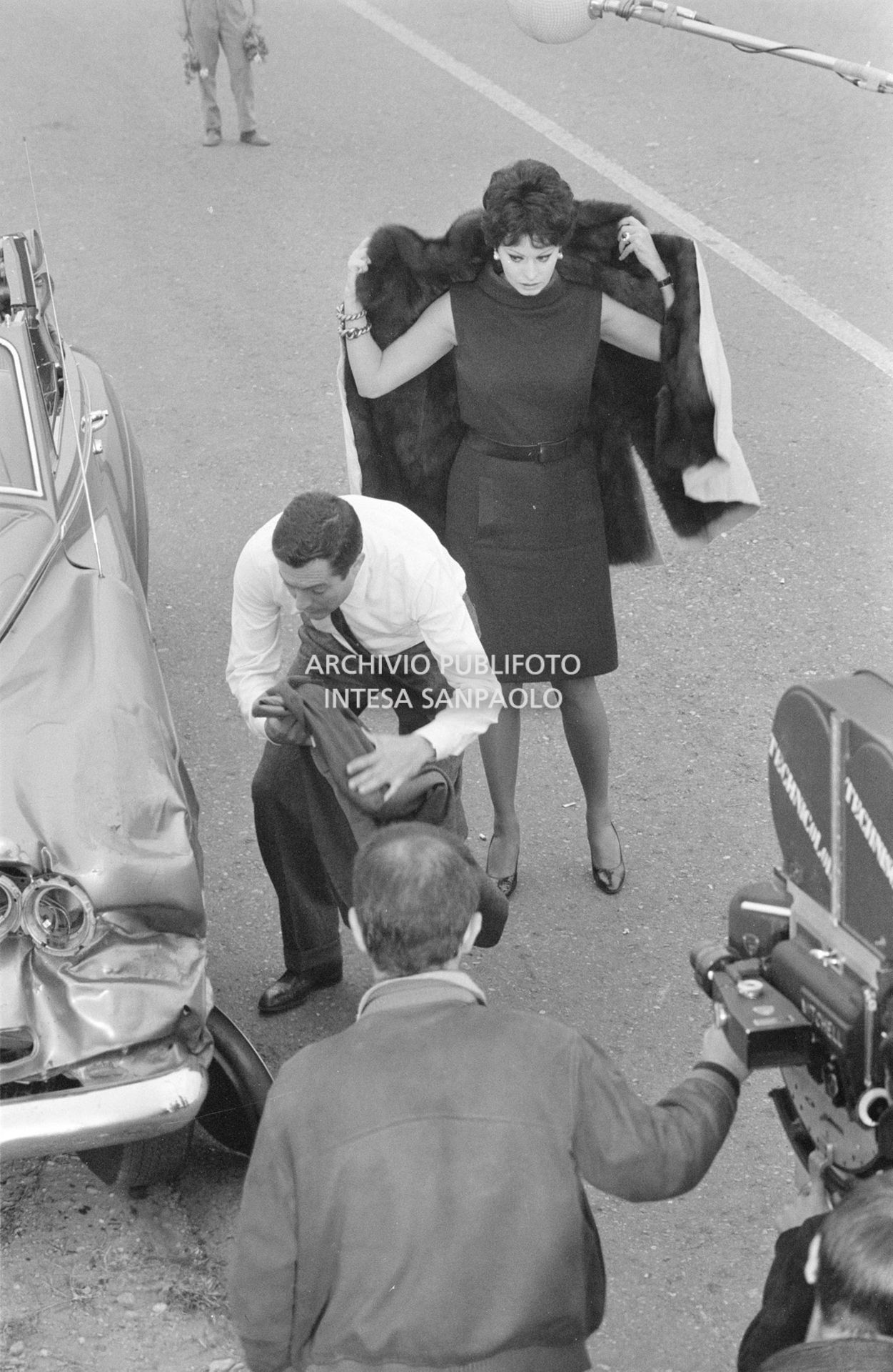 Sophia Loren e Marcello Mastroianni, sul set del secondo episodio, ambientato a Milano, del film "Ieri, oggi, domani" del regista Vittorio De Sica