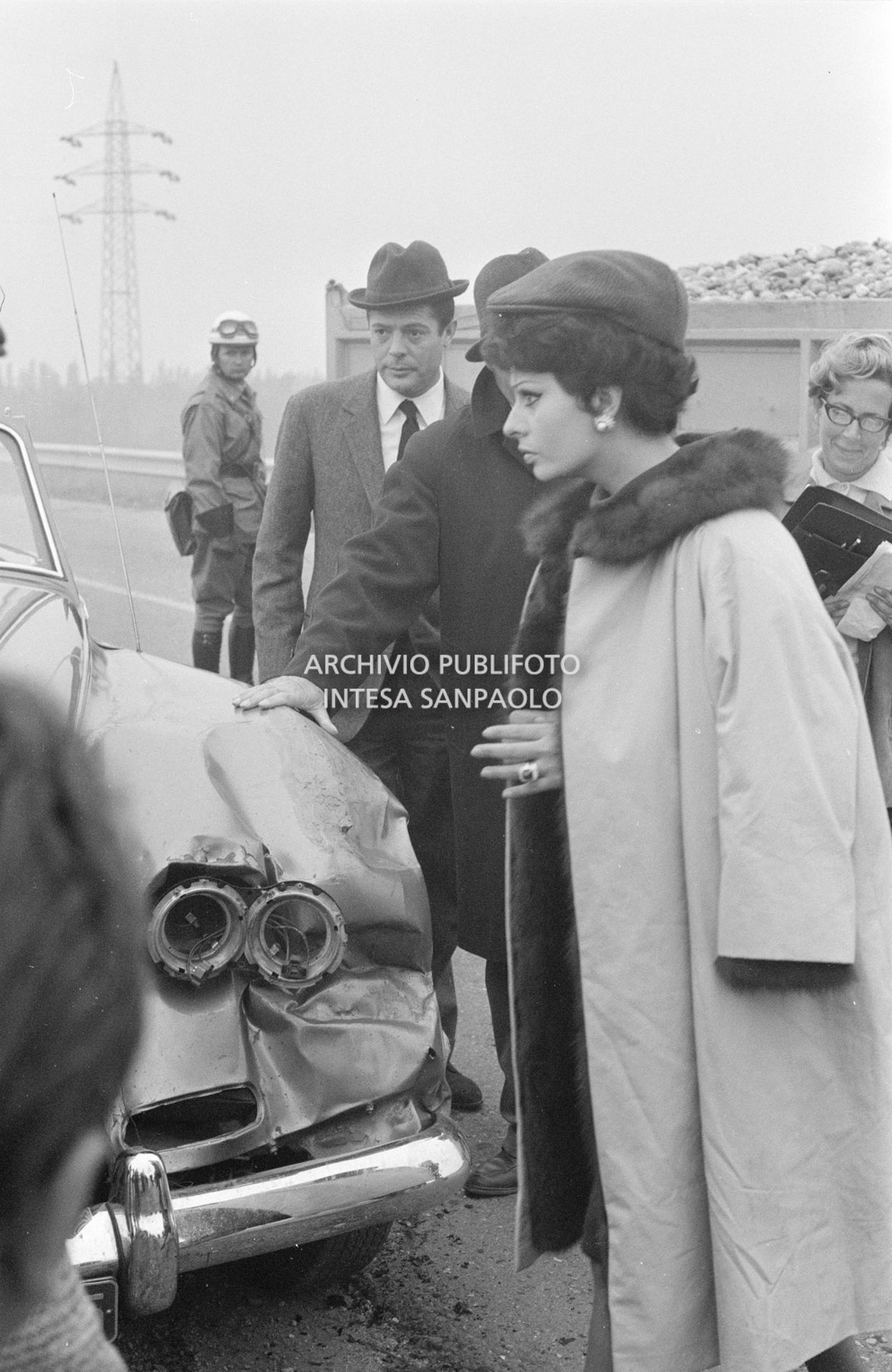Sophia Loren e Marcello Mastroianni sul set del secondo episodio, ambientato a Milano, del film "Ieri, oggi, domani" del regista Vittorio De Sica
