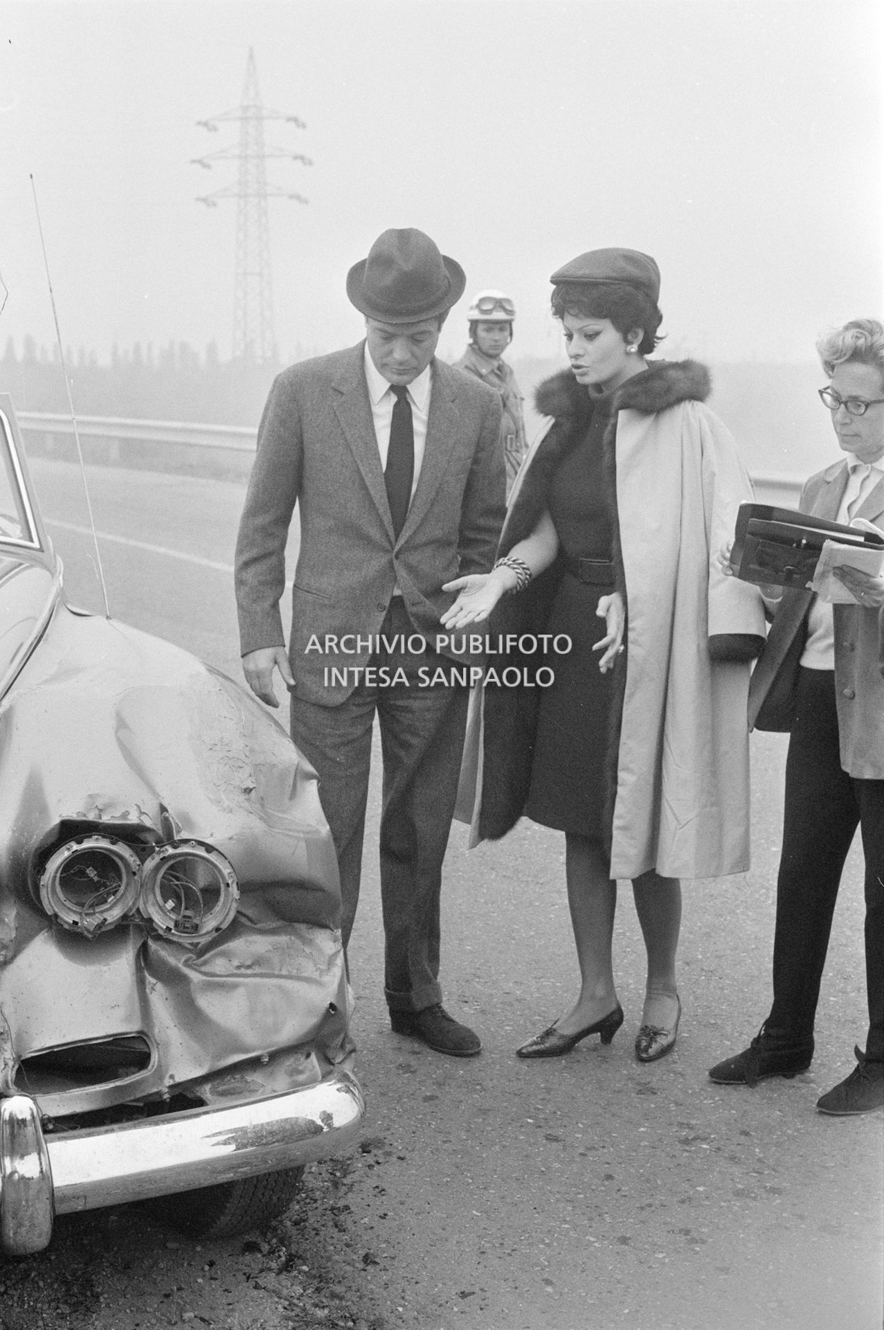 Sophia Loren e Marcello Mastroianni, a bordo di una Rolls-Royce, sul set del secondo episodio, ambientato a Milano, del film "Ieri, oggi, domani" del regista Vittorio De Sica