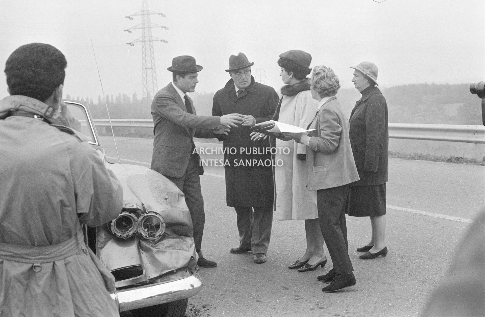 Sophia Loren e Marcello Mastroianni, sul set del secondo episodio, ambientato a Milano, del film "Ieri, oggi, domani" insieme al regista Vittorio De Sica