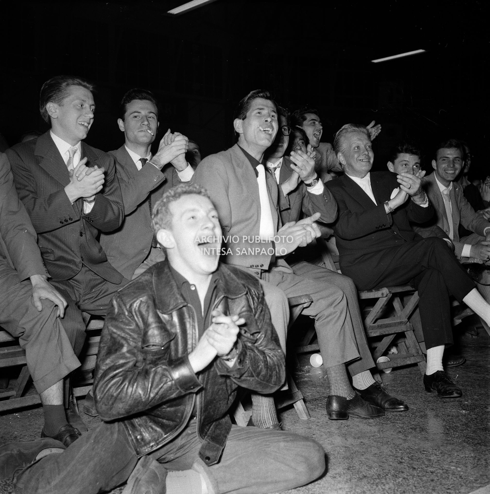 Giovani ballano al Festival del Rock and Roll al Palazzo del ghiaccio di Milano