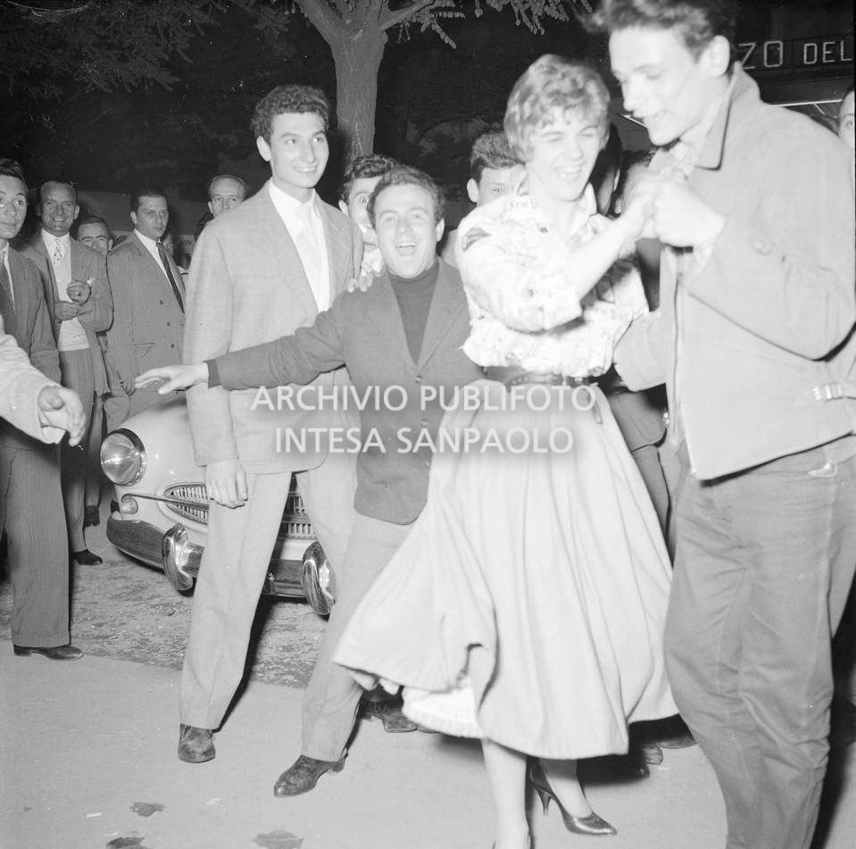 Giovani ballano al Festival del Rock and Roll al Palazzo del ghiaccio di Milano