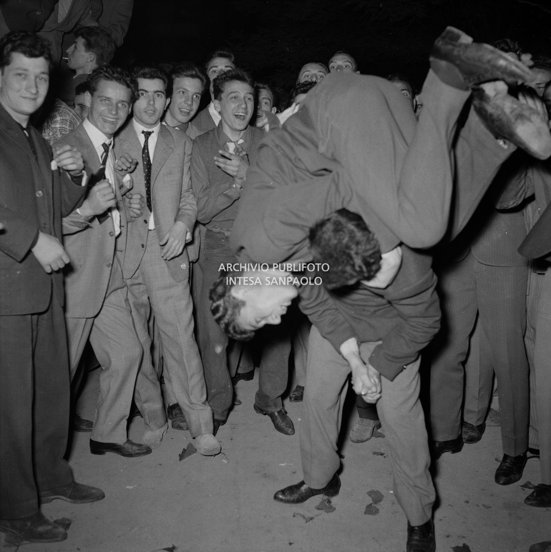 Giovani al Festival del Rock and Roll al Palazzo del ghiaccio di Milano