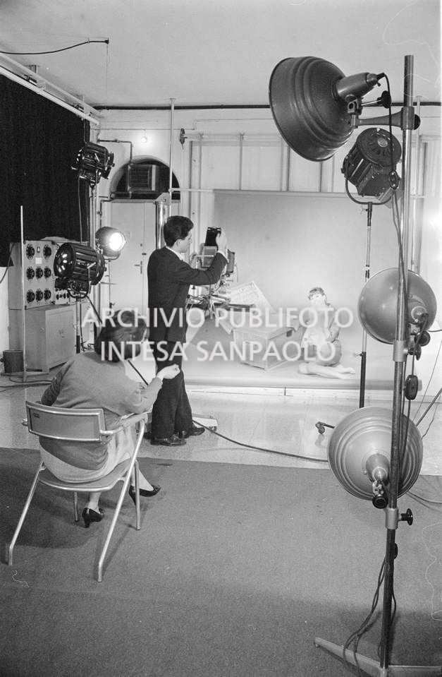 Set fotografico allestito presso la sede dell'agenzia Publifoto in via Montello a Milano