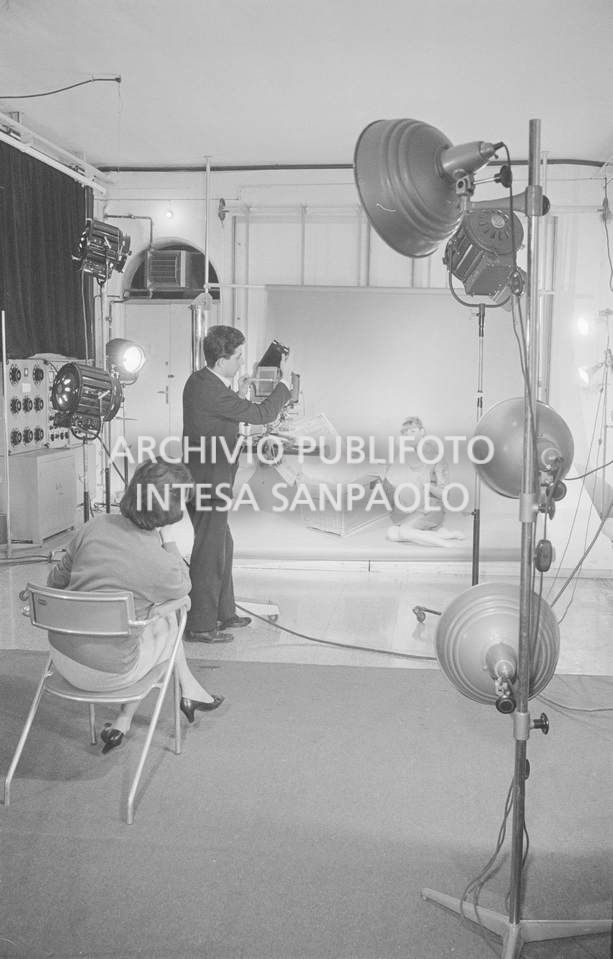 Set fotografico allestito presso la sede dell'agenzia Publifoto in via Montello a Milano