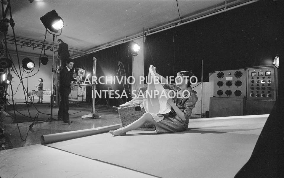 Set fotografico allestito presso la sede dell'agenzia Publifoto in via Montello a Milano