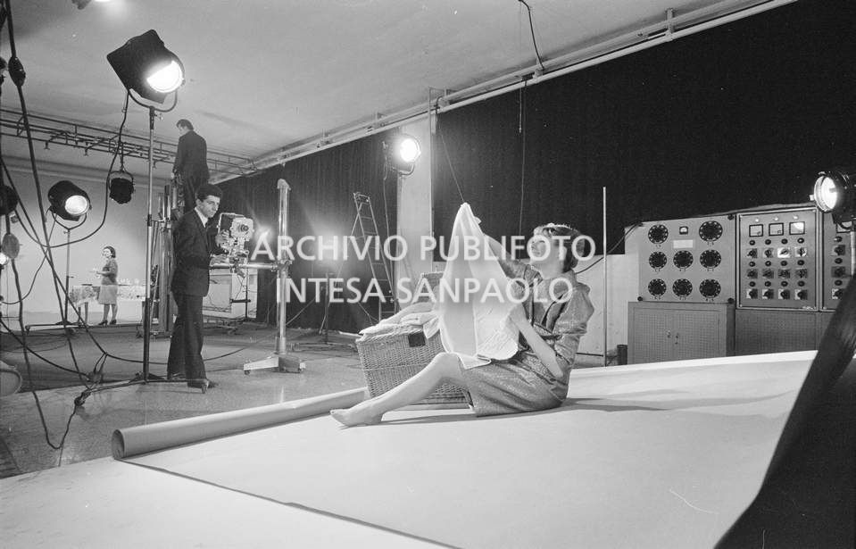 Set fotografico allestito presso la sede dell'agenzia Publifoto in via Montello a Milano