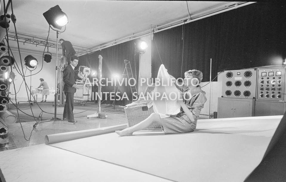 Set fotografico allestito presso la sede dell'agenzia Publifoto in via Montello a Milano