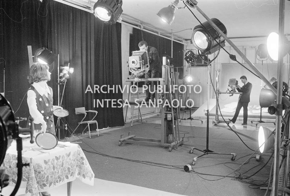 Set fotografico allestito presso la sede dell'agenzia Publifoto in via Montello a Milano