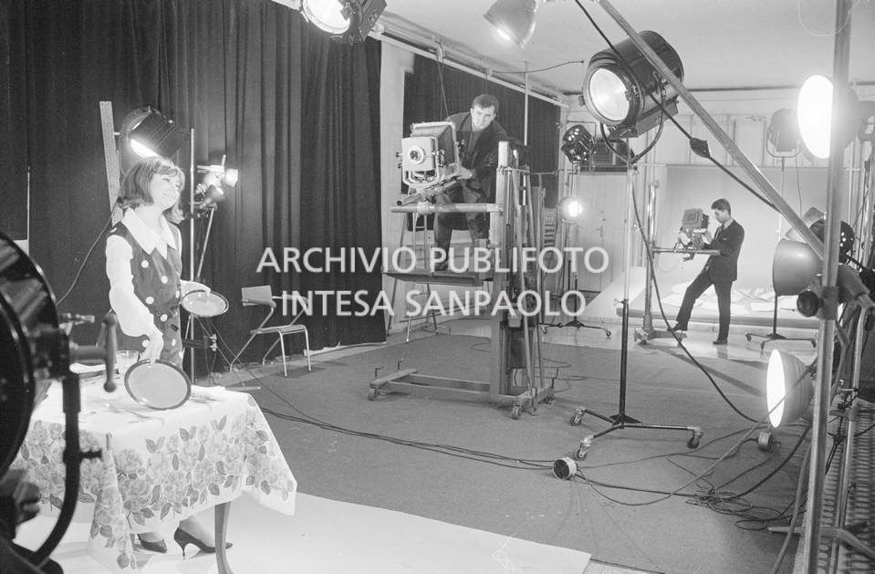 Set fotografico allestito presso la sede dell'agenzia Publifoto in via Montello a Milano