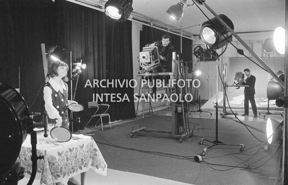 Set fotografico allestito presso la sede dell'agenzia Publifoto in via Montello a Milano