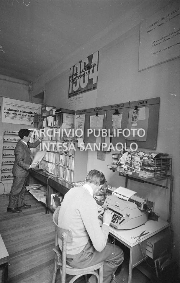 Al lavoro nell'archivio dell'agenzia Publifoto di Milano