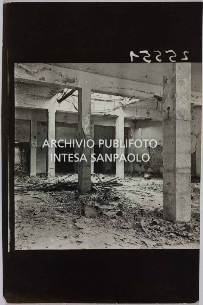 Interno del magazzino Upim, in corso Ventidue Marzo, a Milano, distrutto dai bombardamenti e ingombro di macerie
