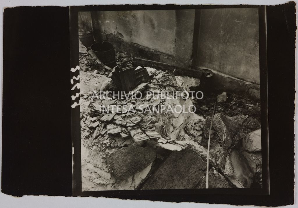 Stabilimento italiano lavori in carta affini (SILICA), in corso di Porta Nuova a Milano, distrutto dai bombardamenti