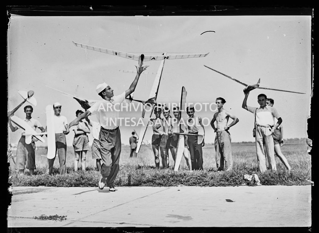 Un gruppo di ragazzi con aeromodelli dinamici