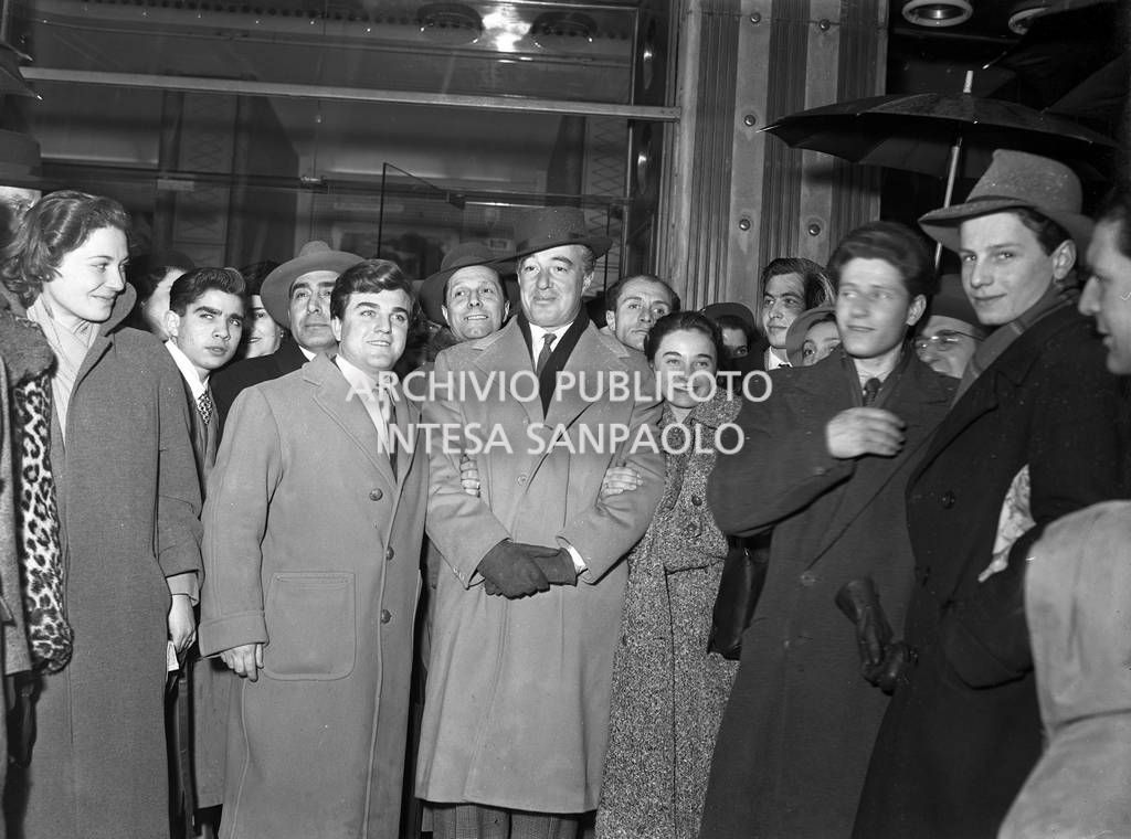 Fotografia di gruppo all'esterno del cinema in occasione dell'anteprima del film "Miracolo a Milano": Vittorio De Sica (al centro) con accanto Francesco Golisano e Brunella Bovo<br>87925