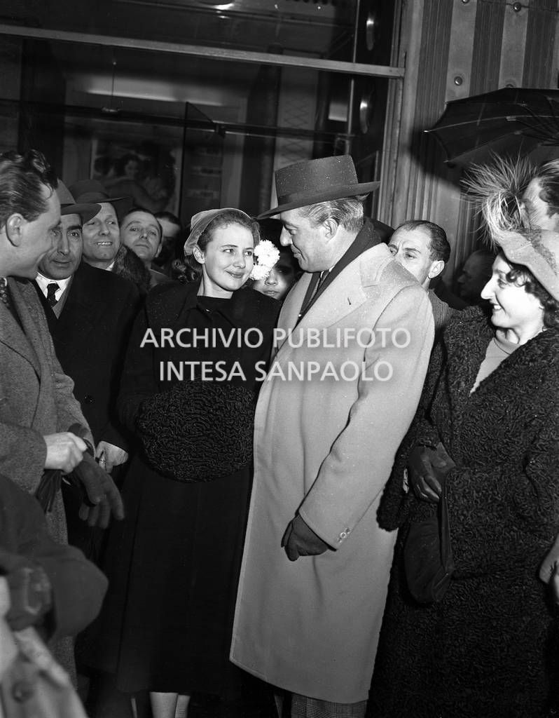 Anteprima del film "Miracolo a Milano": Vittorio De Sica [accanto alla seconda moglie Maria Mercader] all'esterno del cinema<br>87926