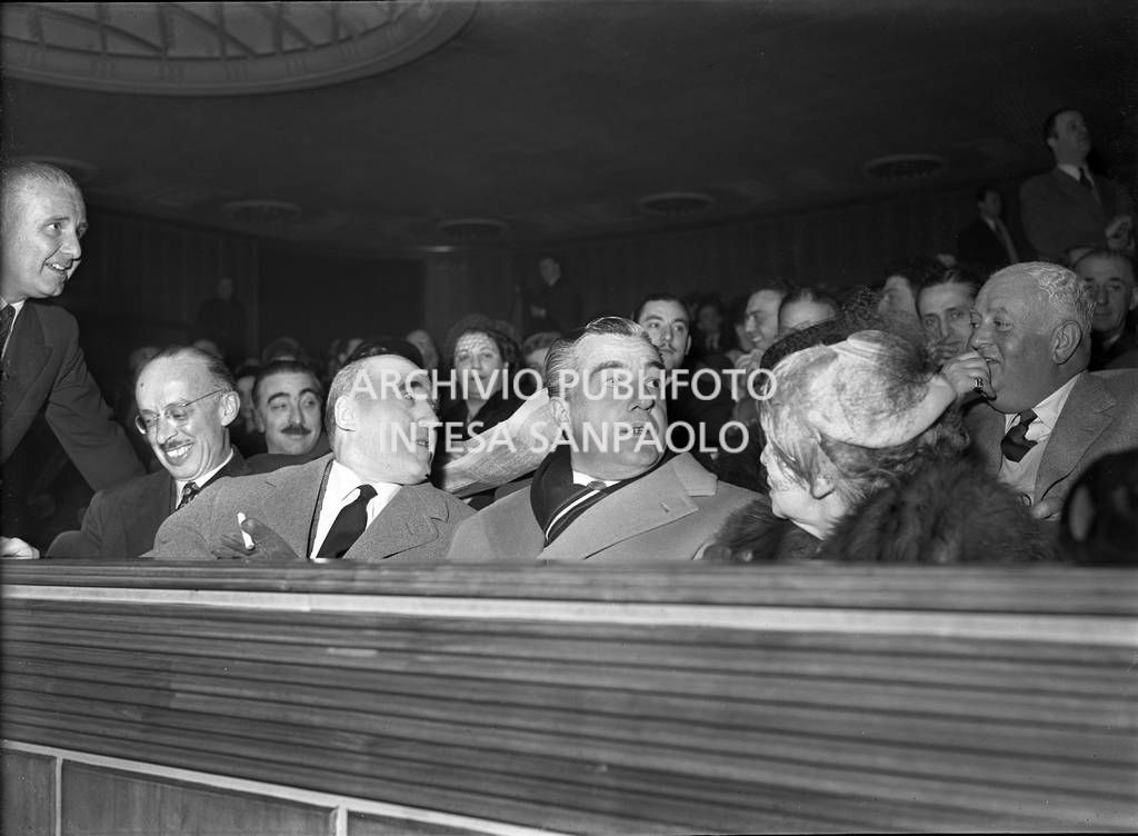 Anteprima del film "Miracolo a Milano": al centro Cesare Zavattini, Vittorio De Sica, in seconda fila sulla destra Guglielmo Barnabò<br>87927