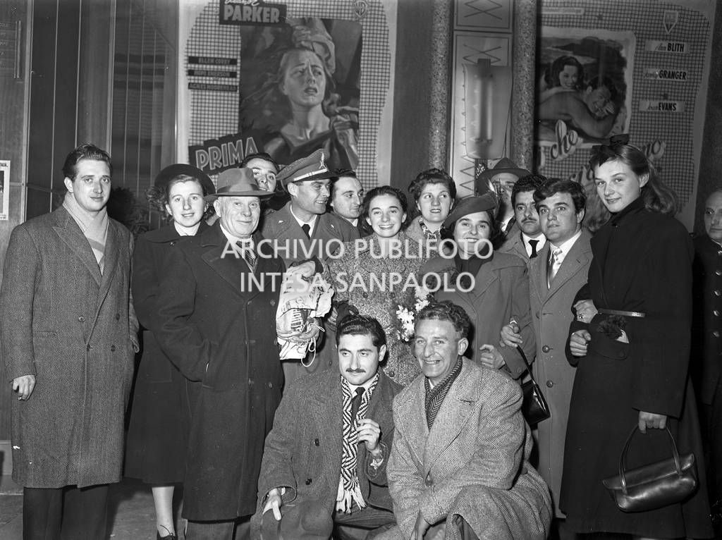 Fotografia di gruppo all'esterno del cinema in occasione dell'anteprima del film "Miracolo a Milano": tra gli altri gli attori Brunella Bovo e Francesco Golisano<br>87928