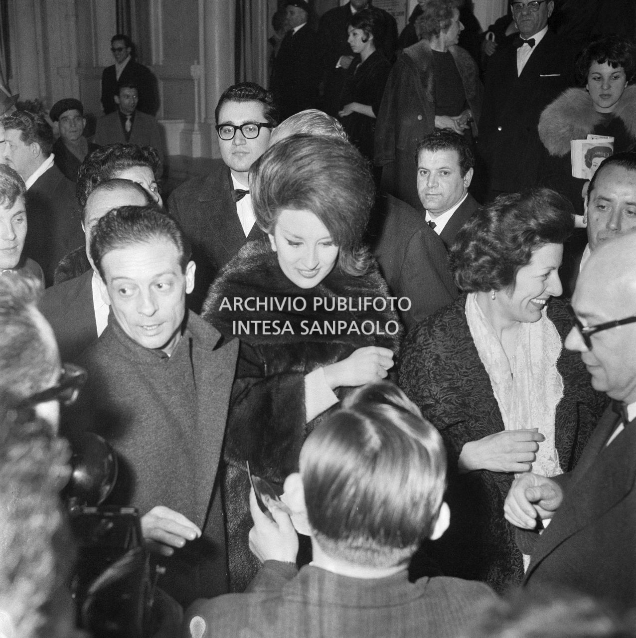 Mina guarda un ragazzino che le chiede un autografo a Sanremo