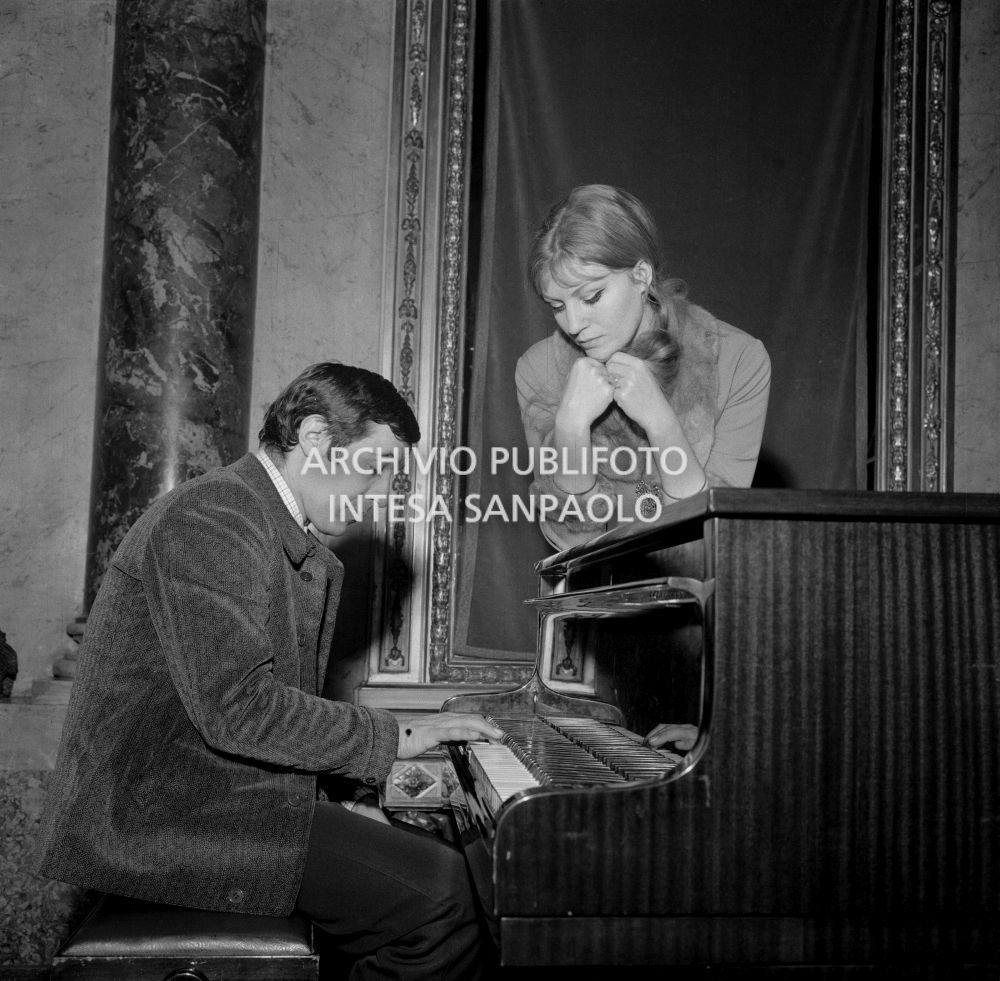 Fred Bongusto, al pianoforte, e Anna German, al Circolo della Stampa di Milano dove presentano la canzone "Gi" con la quale parteciperanno al Festival di Sanremo