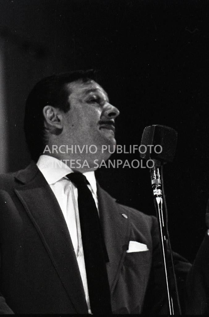 Fred Buscaglione canta al Teatro Lirico di Milano