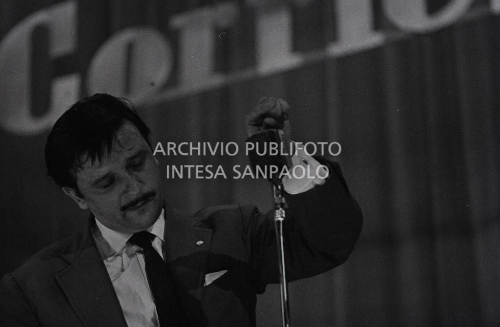 Fred Buscaglione canta al Teatro Lirico di Milano