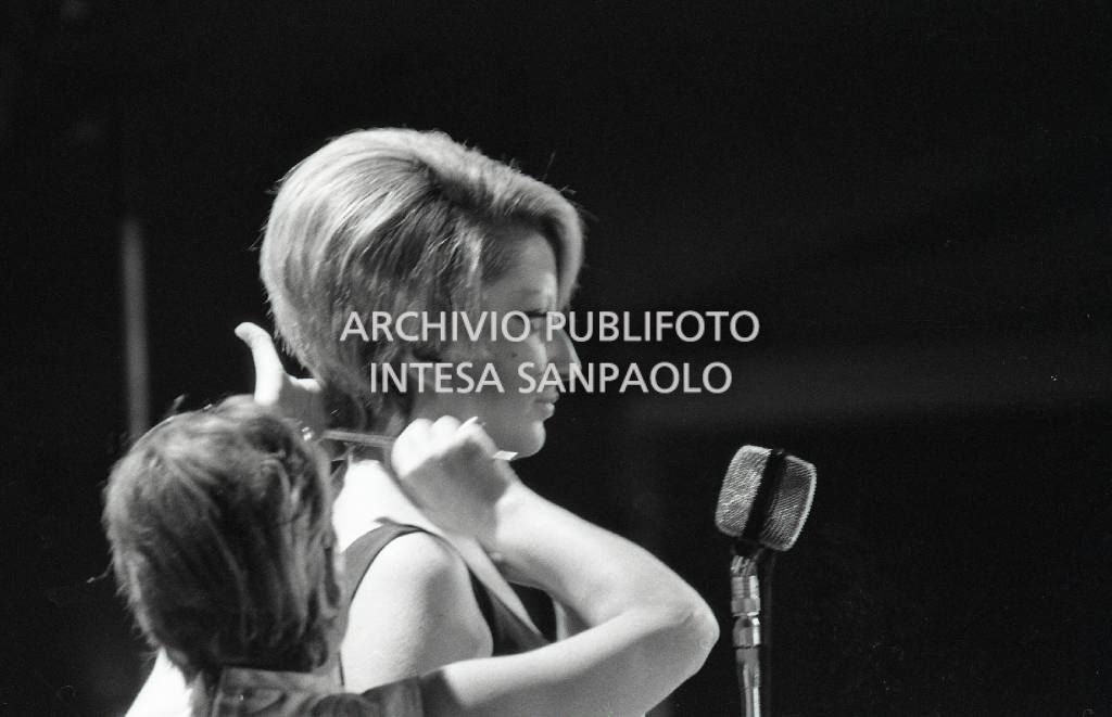 Primo piano di Mina durante la sua esibizione al locale La Bussola, gestito dall'impresario Sergio Bernardini