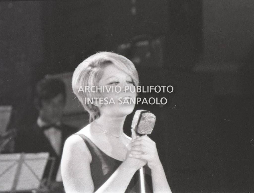 Primo piano di Mina durante la sua esibizione al locale La Bussola, gestito dall'impresario Sergio Bernardini