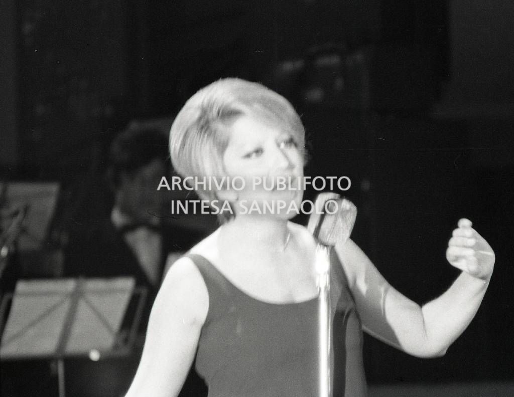 Primo piano di Mina durante la sua esibizione al locale La Bussola, gestito dall'impresario Sergio Bernardini