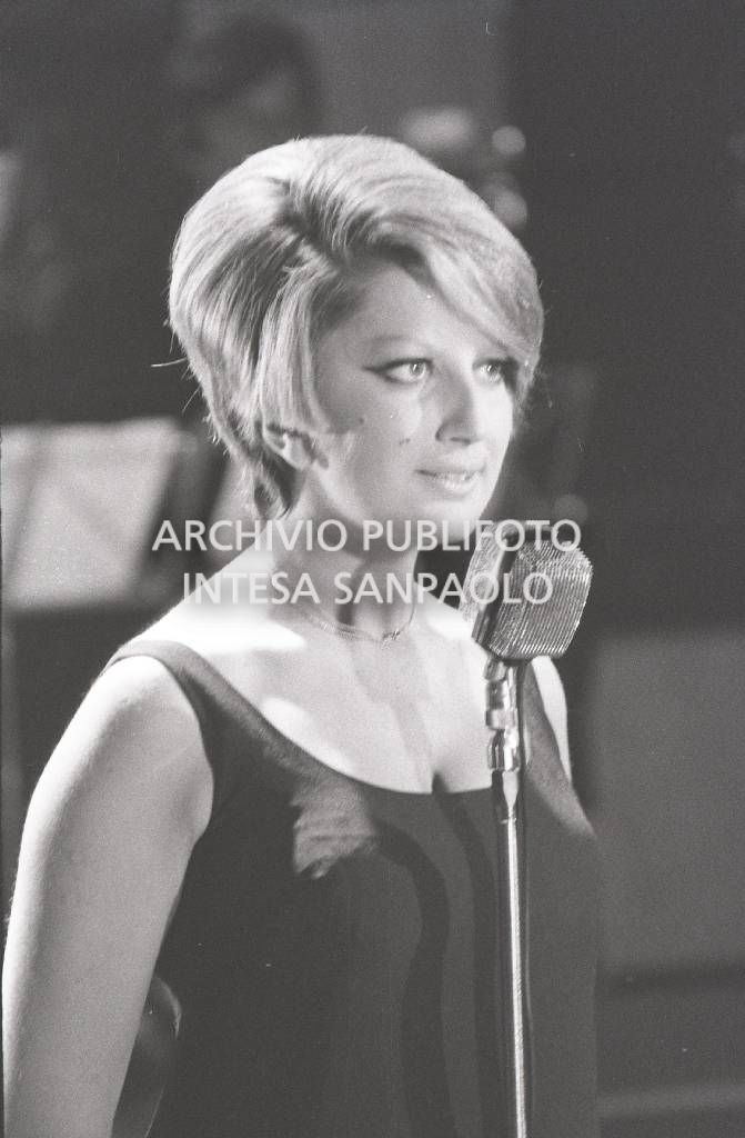 Primo piano di Mina durante la sua esibizione al locale La Bussola, gestito dall'impresario Sergio Bernardini