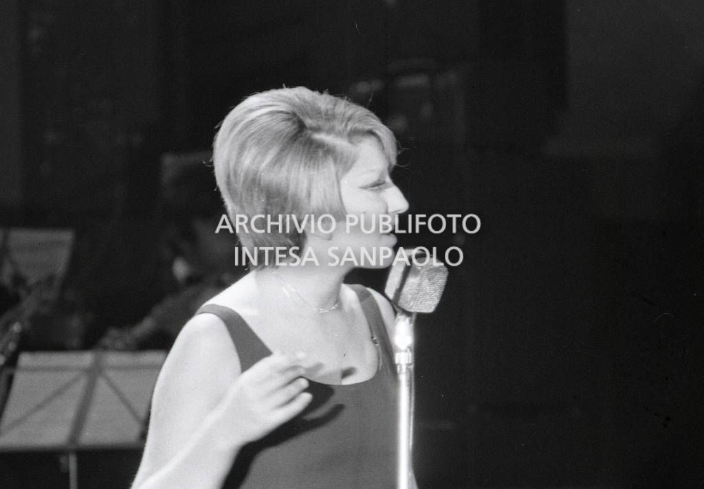 Primo piano di Mina durante la sua esibizione al locale La Bussola, gestito dall'impresario Sergio Bernardini