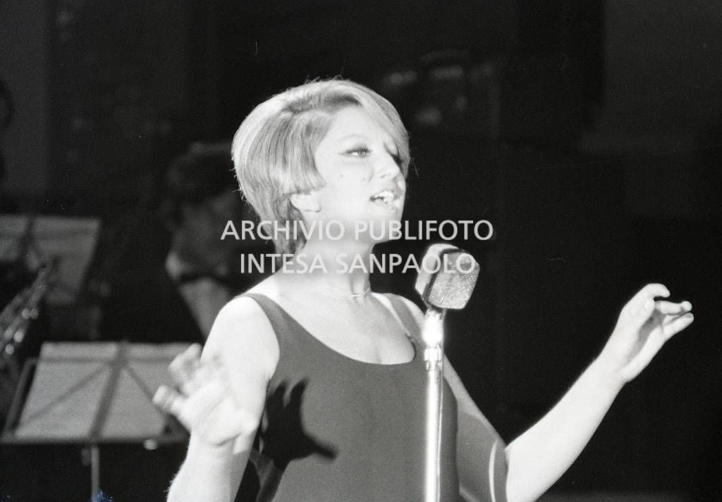 Primo piano di Mina durante la sua esibizione al locale La Bussola, gestito dall'impresario Sergio Bernardini