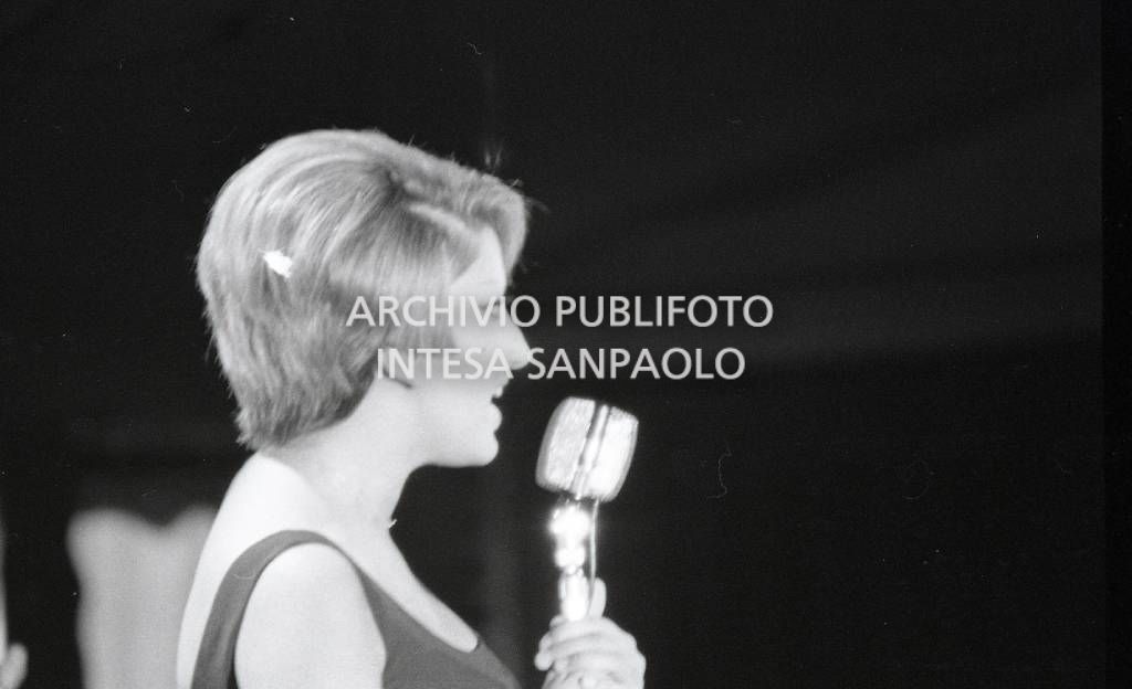 Primo piano di Mina durante la sua esibizione al locale La Bussola, gestito dall'impresario Sergio Bernardini