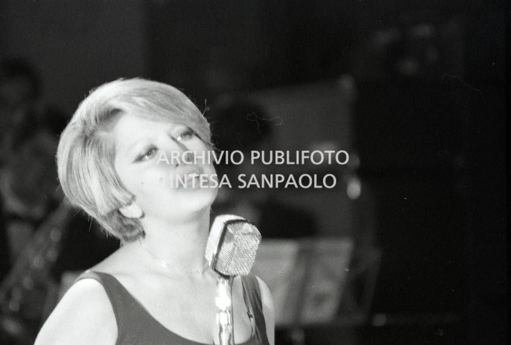 Primo piano di Mina durante la sua esibizione al locale La Bussola, gestito dall'impresario Sergio Bernardini