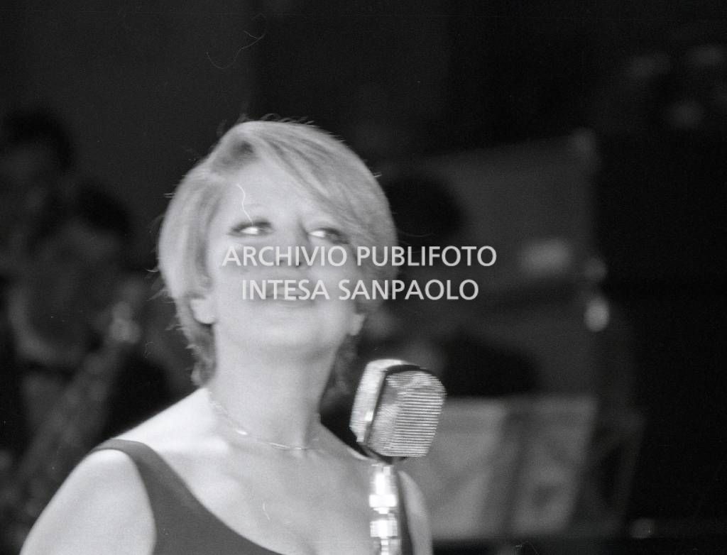 Primo piano di Mina durante la sua esibizione al locale La Bussola, gestito dall'impresario Sergio Bernardini