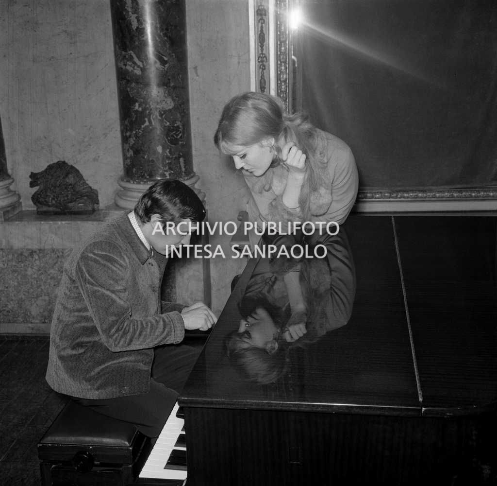 Fred Bongusto, al pianoforte, e Anna German, al Circolo della Stampa di Milano dove presentano la canzone "Gi" con la quale parteciperanno al Festival di Sanremo