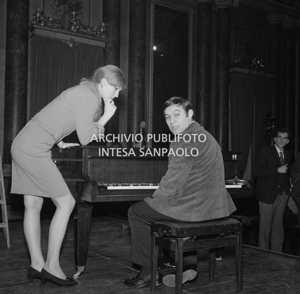 Fred Bongusto, al pianoforte, e Anna German, al Circolo della Stampa di Milano dove presentano la canzone "Gi" con la quale parteciperanno al Festival di Sanremo