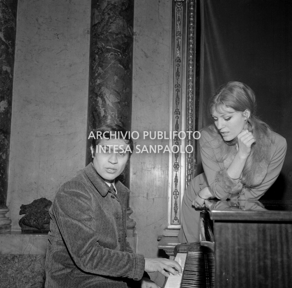Fred Bongusto, al pianoforte, e Anna German, al Circolo della Stampa di Milano dove presentano la canzone "Gi" con la quale parteciperanno al Festival di Sanremo