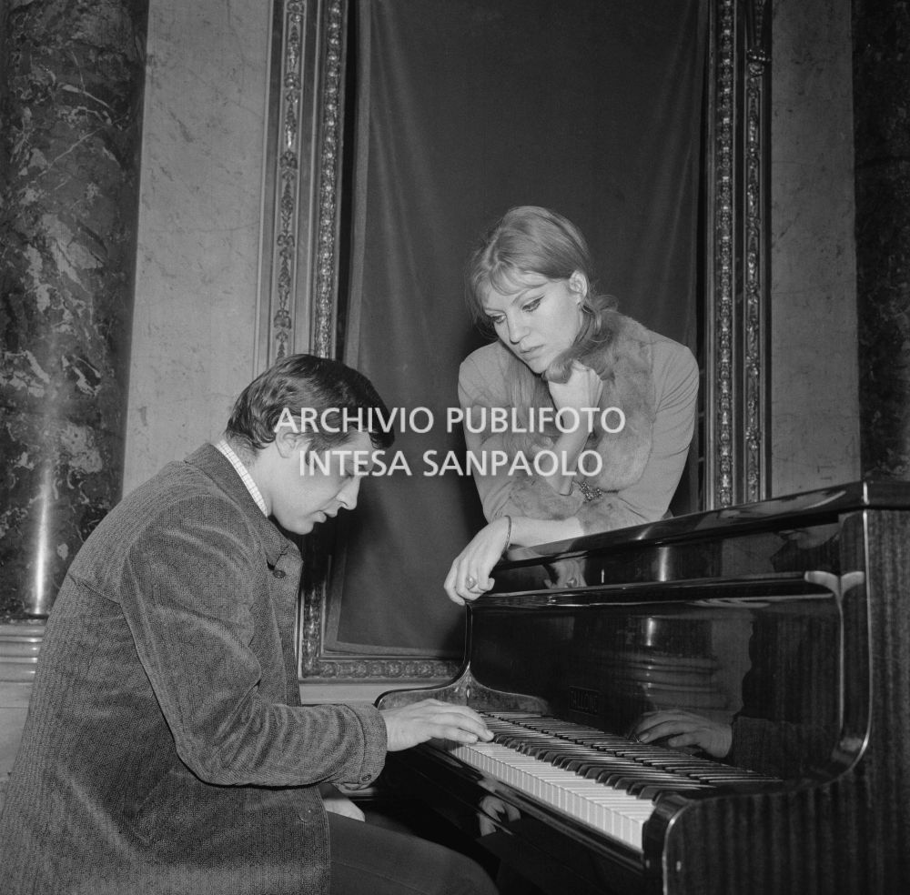 Fred Bongusto, al pianoforte, e Anna German, al Circolo della Stampa di Milano dove presentano la canzone "Gi" con la quale parteciperanno al Festival di Sanremo