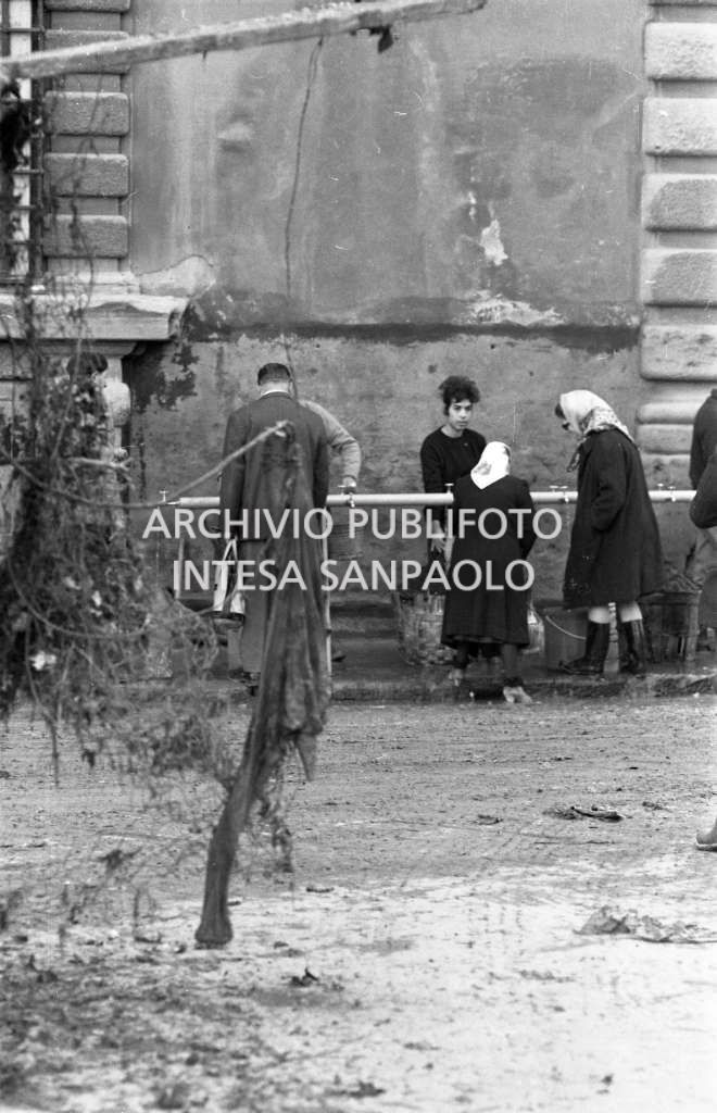 Persone per le strade di Firenze nei giorni successivi all'alluvione